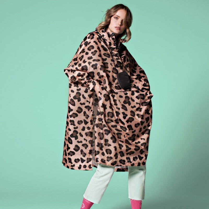 Ce poncho de pluie imperméable RAINKISS est la pièce automnale a avoir dans son dressing