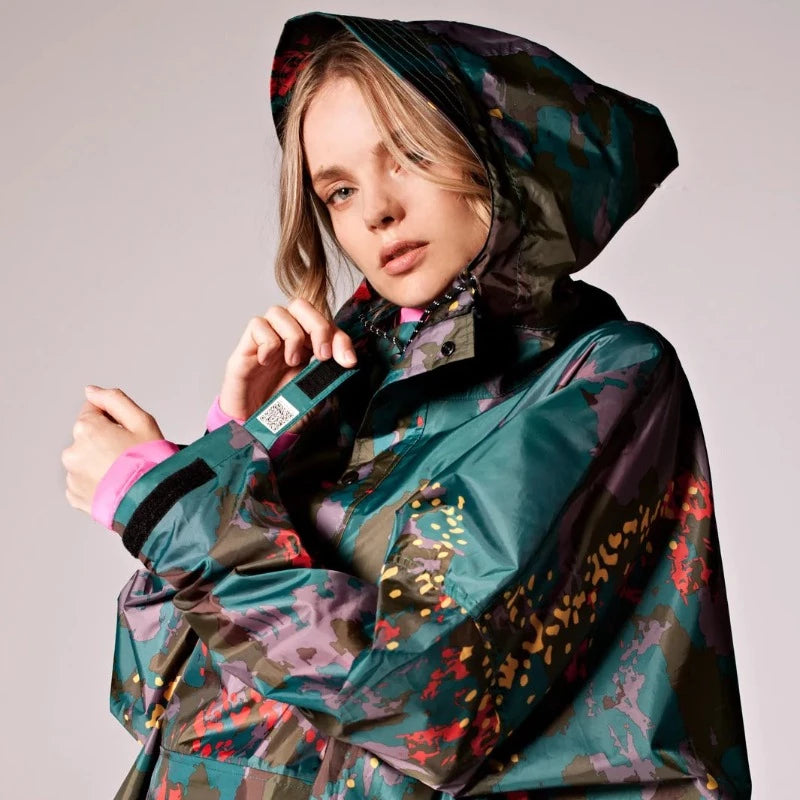 Ce poncho de pluie imperméable unisexeRAINKISS est la pièce automnale a avoir dans son dressing