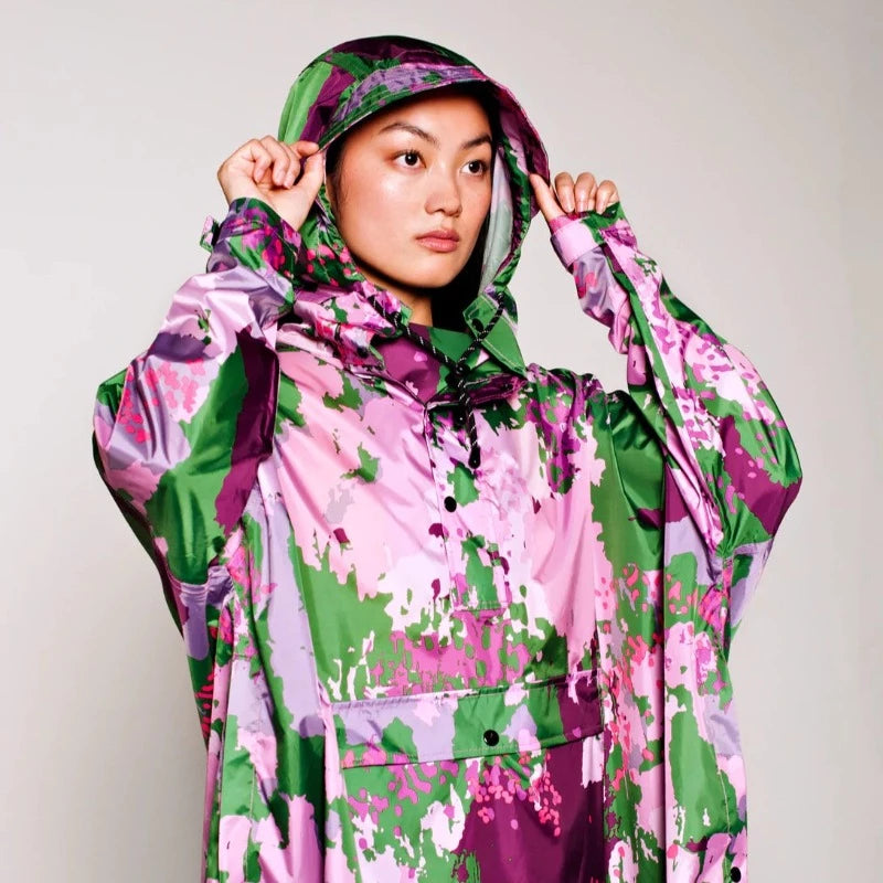 Ce poncho de pluie imperméable unisexeRAINKISS est la pièce automnale a avoir dans son dressing