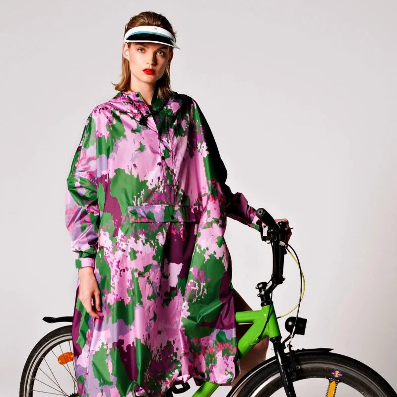 Ce poncho de pluie imperméable unisexeRAINKISS est la pièce automnale a avoir dans son dressing