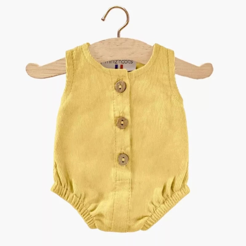 Collection Sacha, une jolie barboteuse ouverte sur le devant avec 3 boutons en bois pour habiller la poupée Gordis - Minikane de votre enfant. Pour parfaire le style de sa petite poupée, votre enfant craquera pour la barboteuse Sacha en coton Milleraie! Convient aux poupées de 34 cm. Caractéristiques : Modèle : barboteuse Sacha. Autres modèles disponibles Coloris : saumon Matière : Coton Oekotex Fabrication : design, développement & confection made in France.