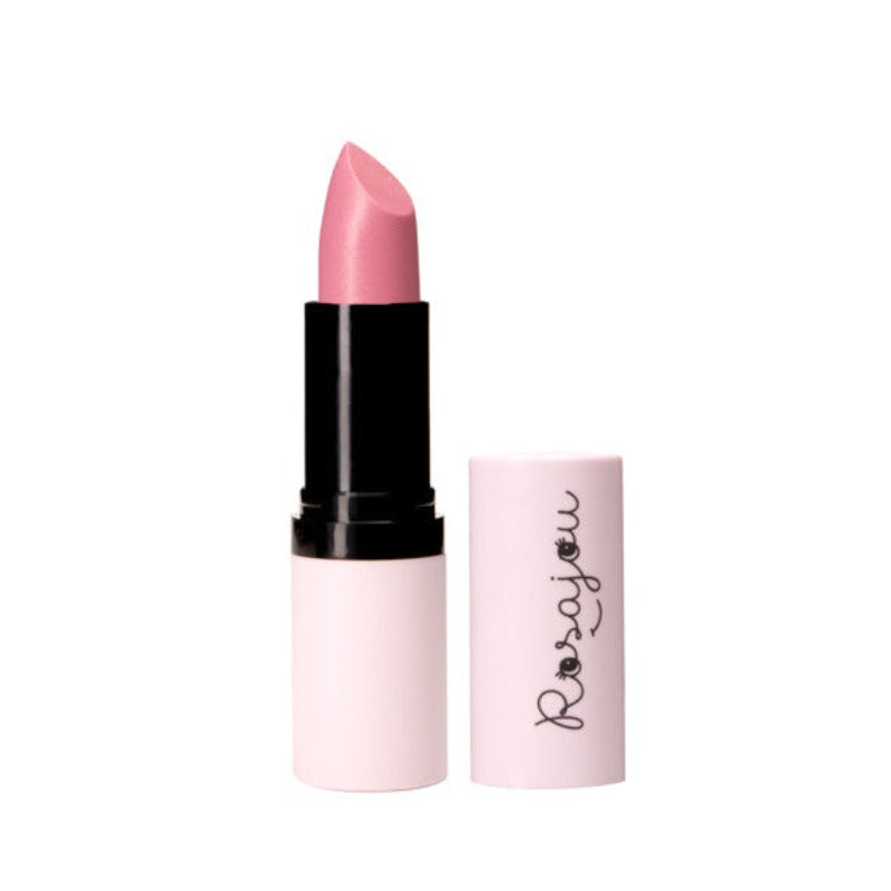 Baume à lèvres rose "BALLERINE", conçu spécialement pour les enfants pour obtenir de jolies lèvres rosées et délicatement parfumées. Best-seller de la marque Rosajou, ce baume à lèvres rose tendre colore toute en finesse et laisse apparaître mille et une nacres dorées. Utilisation : Faire un aller-retour sur chaque lèvre (sèche et saine), pincer la bouche puis admirer le résultat ! de jolies lèvres rosées et délicatement parfumées.
