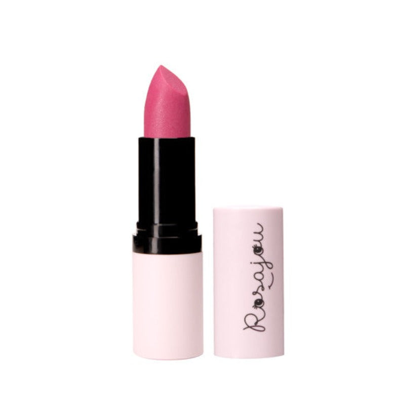 Un rouge à lèvres nourrissant avec sa formule baume. Sa teinte rose rehaussée par des nacres argentées colore les lèvres des petites coquettes avec subtilité et les parfument délicatement. Un incontournable dans sa catégorie ! Utilisation : Faire un aller-retour sur chaque lèvre (sèche et saine), pincer la bouche puis admirer le résultat !