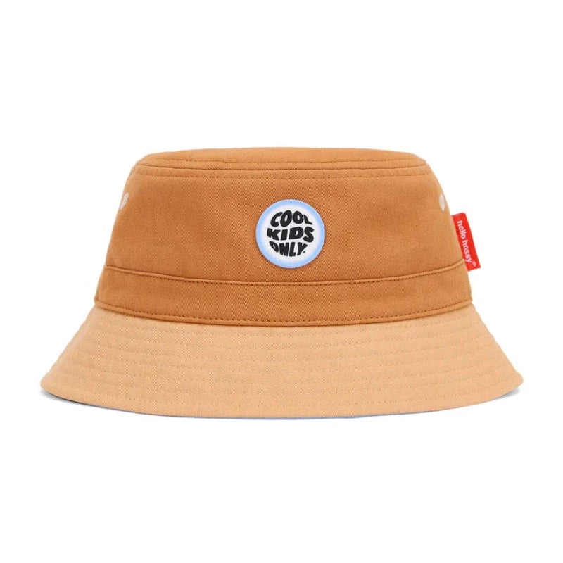 Mini Chesnut, un des modèles phare de la collection Bobs Hello Hossy, Découvrez ce bob de caractère qui ravira les enfants, des plus petits aux plus grands. 100% éco-responsable, avec une attache réglable pour les plus petits (9-18 mois). Couleurs : Marron, Bleu ciel. Matières : 100% éco-responsables.