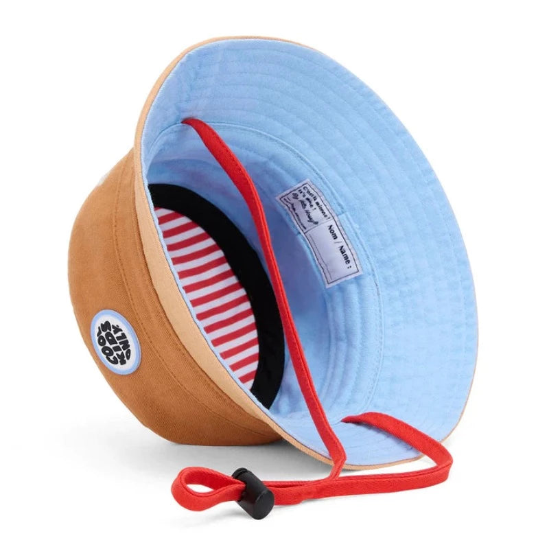 Mini Chesnut, un des modèles phare de la collection Bobs Hello Hossy, Découvrez ce bob de caractère qui ravira les enfants, des plus petits aux plus grands. 100% éco-responsable, avec une attache réglable pour les plus petits (9-18 mois). Couleurs : Marron, Bleu ciel. Matières : 100% éco-responsables.