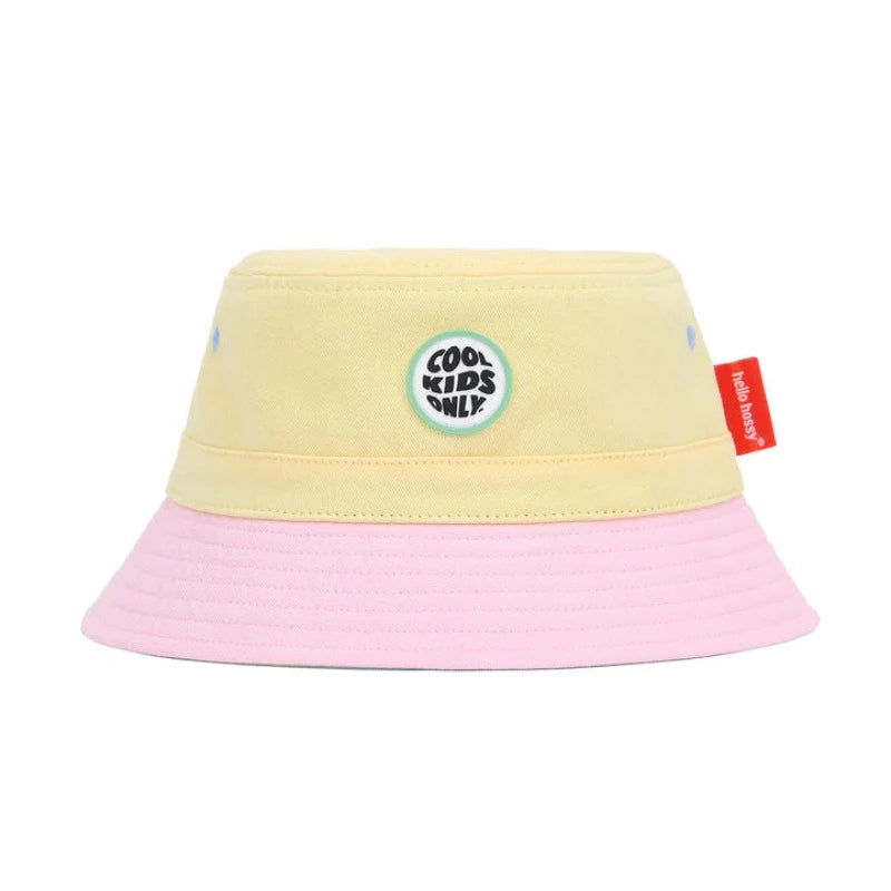 Mini Sorbet, un bob Hello Hossy, qui cartonne depuis son lancement. Couleurs pastel, une gamme fraîche, colorée et créative Couleurs : Jaune, Rose, Vert, Pastel. Matières : 100% éco-responsables. Fabriqué sans phtalates, sans AZO, sans organostanniques. Avec une faible teneur en cadmium et sont certifiés EN71, REACH, SGS.