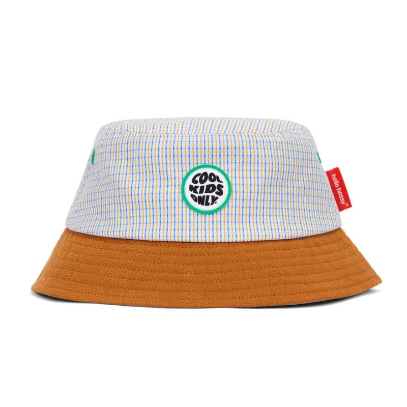 Le bob Vichy, un modèle de la collection de Bobs Hello Hossy, bestseller incontesté pour un look des beaux jours protégeant parfaitement du soleil. Couleurs : Bleu, Blanc, Camel Matières : 80% polyester recyclé, 20% coton biologique 100% éco-responsable, avec une attache réglable pour les plus petits (9-18 mois). Fabriqué sans phtalates, sans AZO, sans organostanniques. Avec une faible teneur en cadmium et sont certifiés EN71, REACH, SGS.