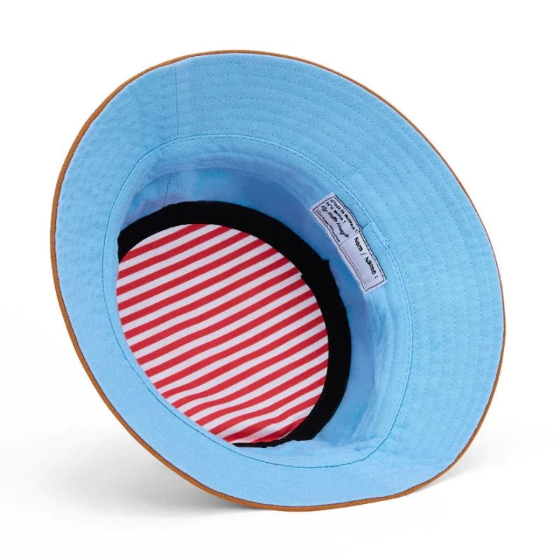 Le bob Vichy, un modèle de la collection de Bobs Hello Hossy, bestseller incontesté pour un look des beaux jours protégeant parfaitement du soleil. Couleurs : Bleu, Blanc, Camel Matières : 80% polyester recyclé, 20% coton biologique 100% éco-responsable, avec une attache réglable pour les plus petits (9-18 mois). Fabriqué sans phtalates, sans AZO, sans organostanniques. Avec une faible teneur en cadmium et sont certifiés EN71, REACH, SGS.