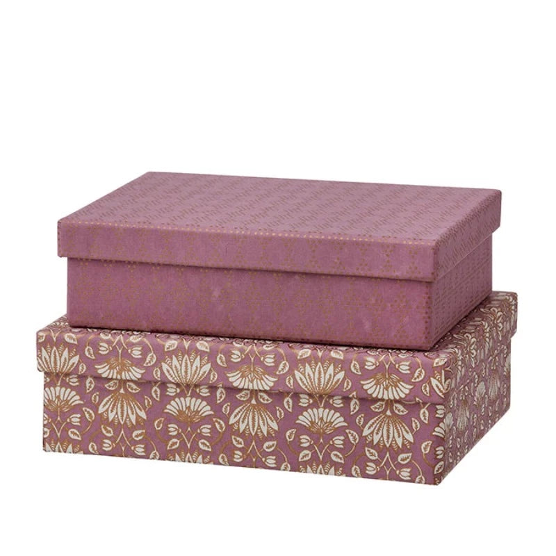Les produits textiles Bungalow Denmark sont réalisés de manière artisanale et imprimés à la main suivant la technique block print avec des tampons en bois. Nous avons sélectionné pour vous de jolies boites de rangement. Recouvertes de tissu, elles sont à la fois pratiques et décoratives. Caractéristiques Dimensions : Small 23.5 x 17.5 x 6.5 cm / Medium 25 x 19.5 x 7.5 cm Recouverte en coton recyclé