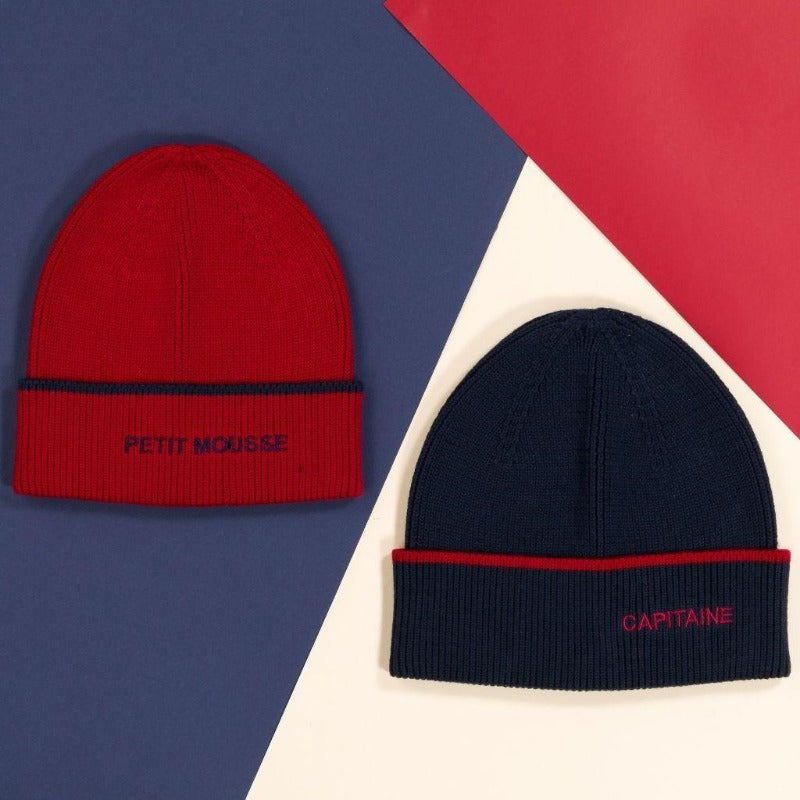 Bonnet enfant petit mousse rouge cerise et liseré bleu marine, bonnet adulte marine et liseré rouge.