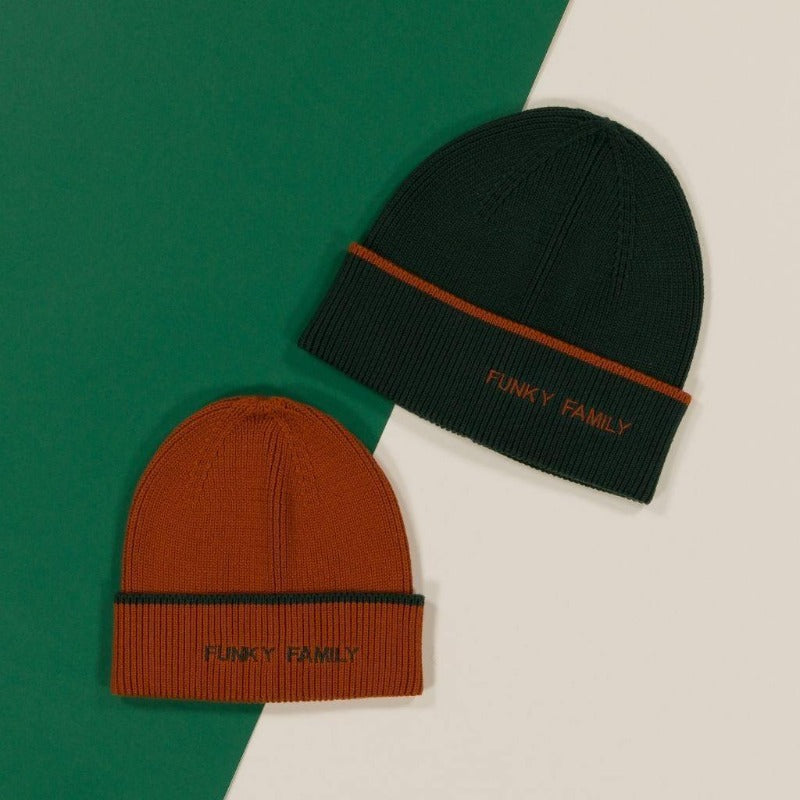 Bonnet Chamaye en coton biologique modèle Funky family. Modèle enfant coloris caramel et broderie et liseré vert sapin. Modèle adulte coloris vert sapin et liseré et broderie caramel.