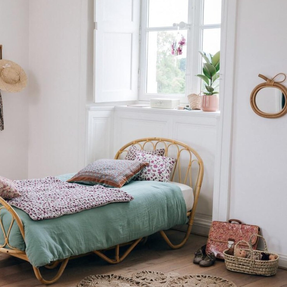 Miroir bohème en rotin pomme de Bonton. Miroir accroché dans une chambre d'enfant.