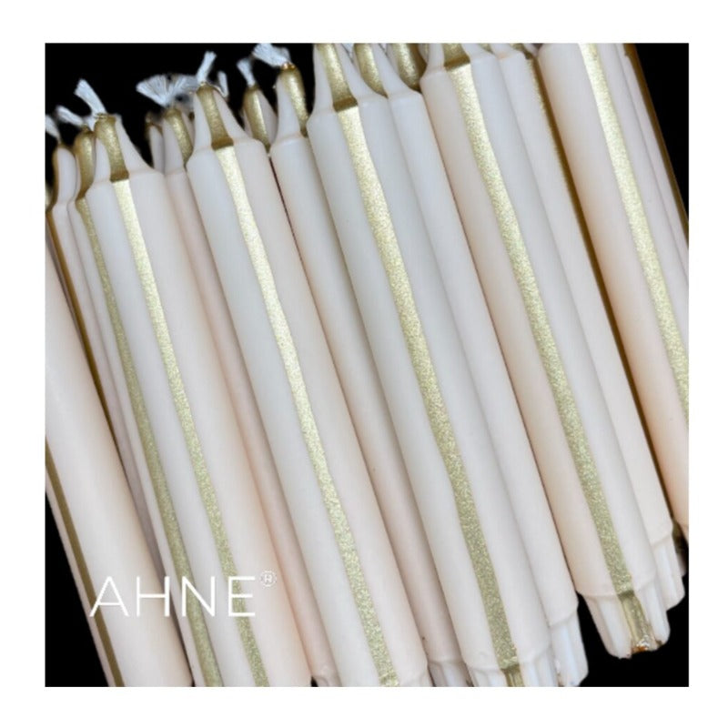 Découvrez nos sublimes bougies Tie and Dye. Délicatement laquées d'or, elles sublimeront votre table et votre intérieur. Ces bougies Ahnelight sont créées au Danemark par Ahne. Elles sont faites à base de stéarine et colorées à la main. Retrouvez notre gamme de bougies en boutique ou en ligne. Caractéristiques Modèle : N°47 Matériaux : stéarine/mica Temps de combustion : 6 heures Dimensions : H 20 cm -diamètre : 2,2 cm