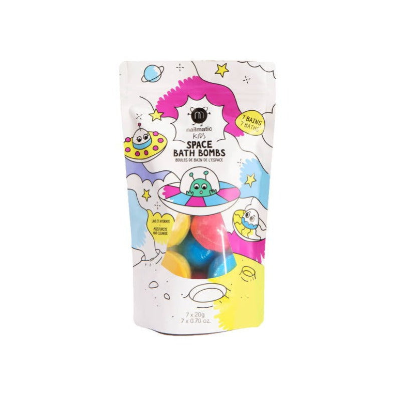 Ce sachet de boule de bains en forme de soucoupes permet de faire 7 bains colorés : 2 bains bleus, 3 bains rouges, 2 bains jaunes. Formulé spécialement pour les enfants, respecte leur peau sensible. Propriétés apaisantes et hydratantes. Légèrement parfumées, ces petites boules de bain colorent l’eau pour un road trip dans le cosmos. Testé dermatologiquement. Made in Europe, Vegan, Cruelty free