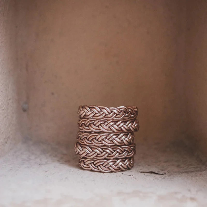 Bracelet Bouddhiste Kumali double tressé champagne. Modèle : double tressé Coloris : Or, champagne, rose, ou argent Diamètre intérieur taille S : 5,5 cm - tour de poignet : 14 cm Diamètre intérieur taille M : 6,5 cm - tour de poignet : 16 cm Diamètre intérieur taille L : 7,5 cm - tour de poignet : 18 cm L'épaisseur du bracelet est de 1,7 cm Notre avis : on aime la délicatesse de ces bracelets et la diversité des modèles. Tressé, twisté, simple, un plaisir de les accumuler