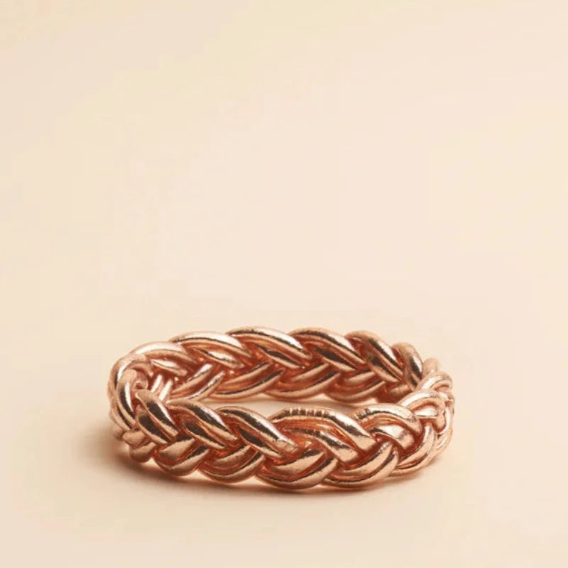 Bracelet Bouddhiste Kumali double tressé champagne. Modèle : double tressé Coloris : Or, champagne, rose, ou argent Diamètre intérieur taille S : 5,5 cm - tour de poignet : 14 cm Diamètre intérieur taille M : 6,5 cm - tour de poignet : 16 cm Diamètre intérieur taille L : 7,5 cm - tour de poignet : 18 cm L'épaisseur du bracelet est de 1,7 cm Notre avis : on aime la délicatesse de ces bracelets et la diversité des modèles. Tressé, twisté, simple, un plaisir de les accumuler