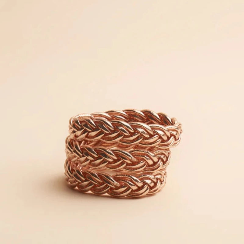 Bracelet Bouddhiste Kumali double tressé champagne. Modèle : double tressé Coloris : Or, champagne, rose, ou argent Diamètre intérieur taille S : 5,5 cm - tour de poignet : 14 cm Diamètre intérieur taille M : 6,5 cm - tour de poignet : 16 cm Diamètre intérieur taille L : 7,5 cm - tour de poignet : 18 cm L'épaisseur du bracelet est de 1,7 cm Notre avis : on aime la délicatesse de ces bracelets et la diversité des modèles. Tressé, twisté, simple, un plaisir de les accumuler