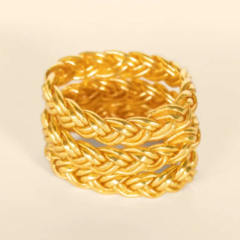 Bracelet Bouddhiste Kumali double tressé or. Modèle : double tressé Coloris : Or, champagne, rose, ou argent Diamètre intérieur taille S : 5,5 cm - tour de poignet : 14 cm Diamètre intérieur taille M : 6,5 cm - tour de poignet : 16 cm Diamètre intérieur taille L : 7,5 cm - tour de poignet : 18 cm L'épaisseur du bracelet est de 1,7 cm Notre avis : on aime la délicatesse de ces bracelets et la diversité des modèles. Tressé, twisté, simple, un plaisir de les accumuler