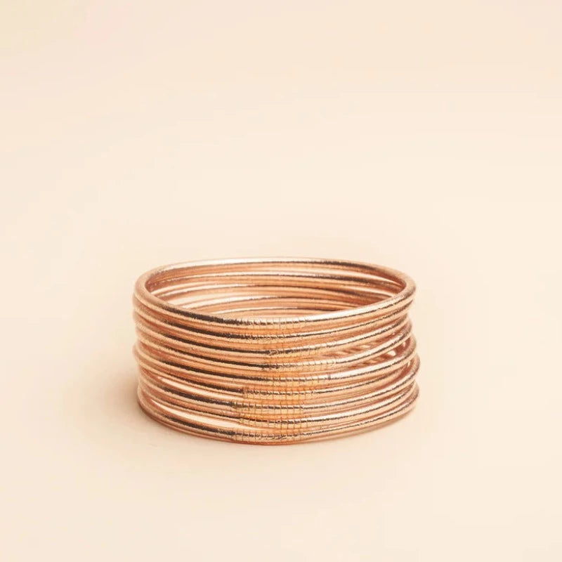 Modèle : fin Coloris : argent, or, rose, champagne Diamètre intérieur taille S : 5,5 cm - tour de poignet : 14 cm Diamètre intérieur taille M : 6,5 cm - tour de poignet : 16 cm Diamètre intérieur taille L : 7,5 cm - tour de poignet : 18 cm L'épaisseur du bracelet est de 0,25 centimètre.