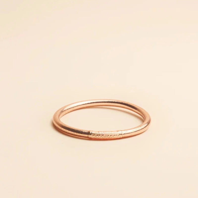 Shan-Shan Paris propose des bracelets bouddhistes. Kumali est un assemblage de feuilles d'or, scellées grâce à une prière de protection et des huiles sacrées, gravés de mantras : porte-bonheur et d’amour. Jouez l'accumulation avec ces bracelets légers, souples, confortables, imperméables et résistants au temps. Il existe différents modèles tressé, double tressé, twisté, fin, épais disponibles en boutique ou sur notre e-shop.