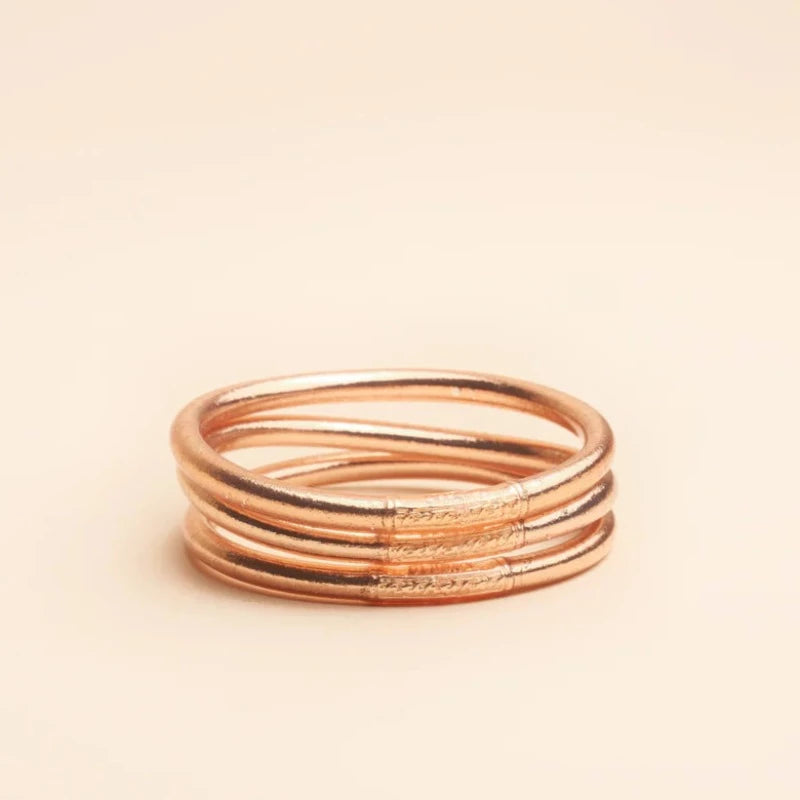 Shan-Shan Paris propose des bracelets bouddhistes. Kumali est un assemblage de feuilles d'or, scellées grâce à une prière de protection et des huiles sacrées, gravés de mantras : porte-bonheur et d’amour. Jouez l'accumulation avec ces bracelets légers, souples, confortables, imperméables et résistants au temps. Il existe différents modèles tressé, double tressé, twisté, fin, épais disponibles en boutique ou sur notre e-shop.