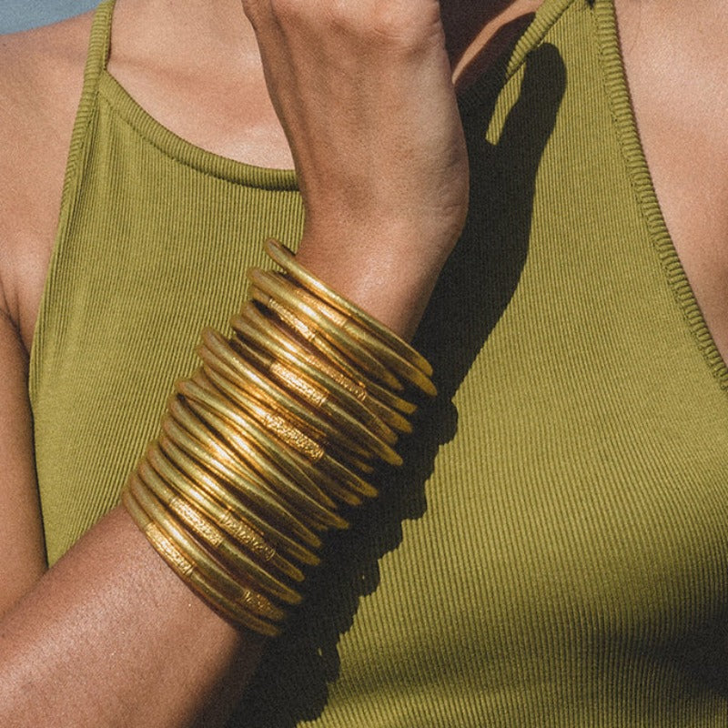 Shan-Shan Paris propose des bracelets bouddhistes. Kumali est un assemblage de feuilles d'or, scellées grâce à une prière de protection et des huiles sacrées, gravés de mantras : porte-bonheur et d’amour. Jouez l'accumulation avec ces bracelets légers, souples, confortables, imperméables et résistants au temps. Il existe différents modèles tressé, double tressé, twisté, fin, épais disponibles en boutique ou sur notre e-shop.