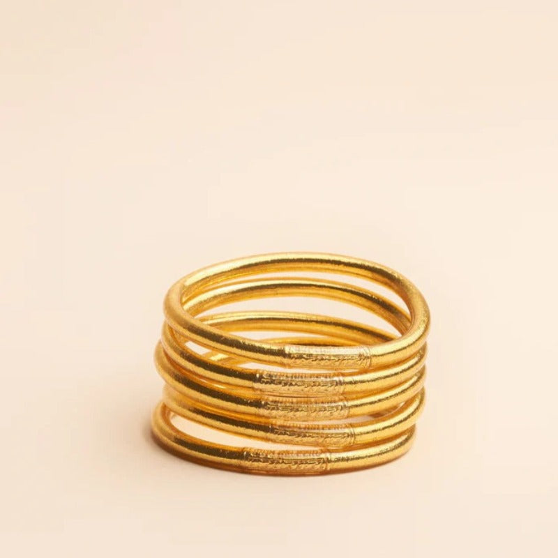 Shan-Shan Paris propose des bracelets bouddhistes. Kumali est un assemblage de feuilles d'or, scellées grâce à une prière de protection et des huiles sacrées, gravés de mantras : porte-bonheur et d’amour. Jouez l'accumulation avec ces bracelets légers, souples, confortables, imperméables et résistants au temps. Il existe différents modèles tressé, double tressé, twisté, fin, épais disponibles en boutique ou sur notre e-shop.