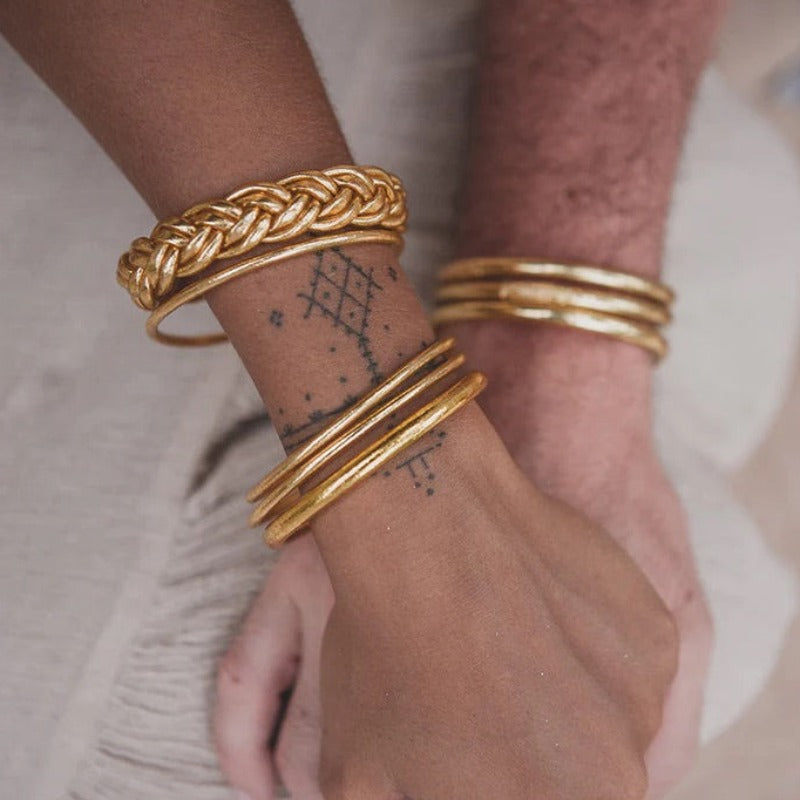 Shan-Shan Paris propose des bracelets bouddhistes. Kumali est un assemblage de feuilles d'or, scellées grâce à une prière de protection et des huiles sacrées, gravés de mantras : porte-bonheur et d’amour. Jouez l'accumulation avec ces bracelets légers, souples, confortables, imperméables et résistants au temps. Il existe différents modèles tressé, double tressé, twisté, fin, épais disponibles en boutique ou sur notre e-shop.