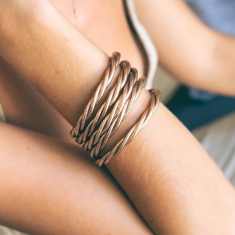Bracelet kumali torsade champagne, Shan-Shan Paris propose des bracelets bouddhistes. Kumali torsadé est un assemblage de feuilles d'or, scellées grâce à une prière de protection et d'huiles sacrées. Jouez l'accumulation avec ces bracelets légers, souples, confortables, imperméables et résistants au temps. Il existe différents modèles tressé, double tressé, twisté, fin, épais disponibles en boutique ou sur notre e-shop.