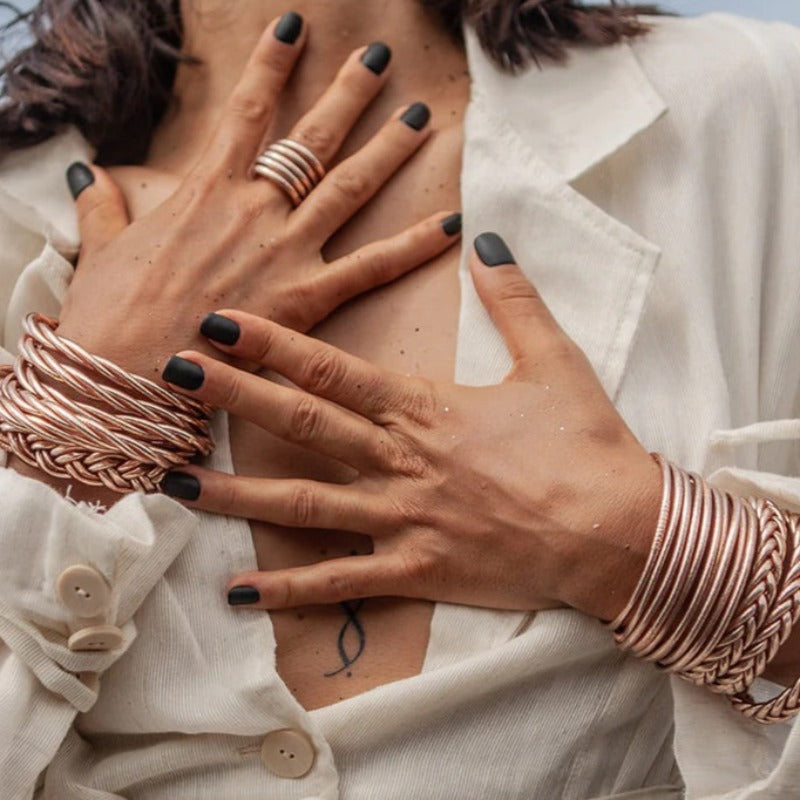 Shan-Shan Paris propose des bracelets bouddhistes. Kumali est un assemblage de feuilles d'or, scellées grâce à une prière de protection et des huiles sacrées, gravés de mantras : porte-bonheur et d’amour. Jouez l'accumulation avec ces bracelets légers, souples, confortables, imperméables et résistants au temps. Il existe différents modèles tressé, double tressé, twisté, fin, épais disponibles en boutique ou sur notre e-shop.