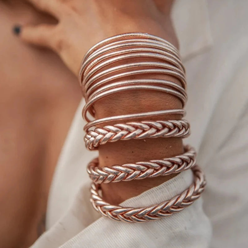 Bracelet Kumali tressé champagne de Shan Shan Paris. Modèle : tressé Coloris : or, argent, champagne, rose Diamètre intérieur taille S : 5,5 cm - tour de poignet : 14 cm Diamètre intérieur taille M : 6,5 cm - tour de poignet : 16 cm Diamètre intérieur taille L : 7,5 cm - tour de poignet : 18 cm L'épaisseur du bracelet est de 1,2 cm