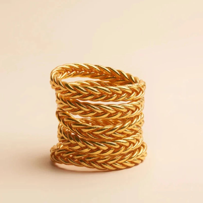 Bracelet Kumali tressé or de Shan Shan Paris. Modèle : tressé Coloris : or, argent, champagne, rose Diamètre intérieur taille S : 5,5 cm - tour de poignet : 14 cm Diamètre intérieur taille M : 6,5 cm - tour de poignet : 16 cm Diamètre intérieur taille L : 7,5 cm - tour de poignet : 18 cm L'épaisseur du bracelet est de 1,2 cm