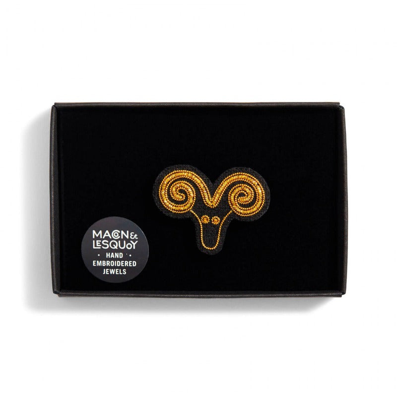 Broche bélier brodée à la main en fil de cannetille doré. Découvrez votre signe astrologique Chez Macon & Lesquoy. Dimensions : 3,5x 2,7cm. broche bélier dans son écrin de velours noir.