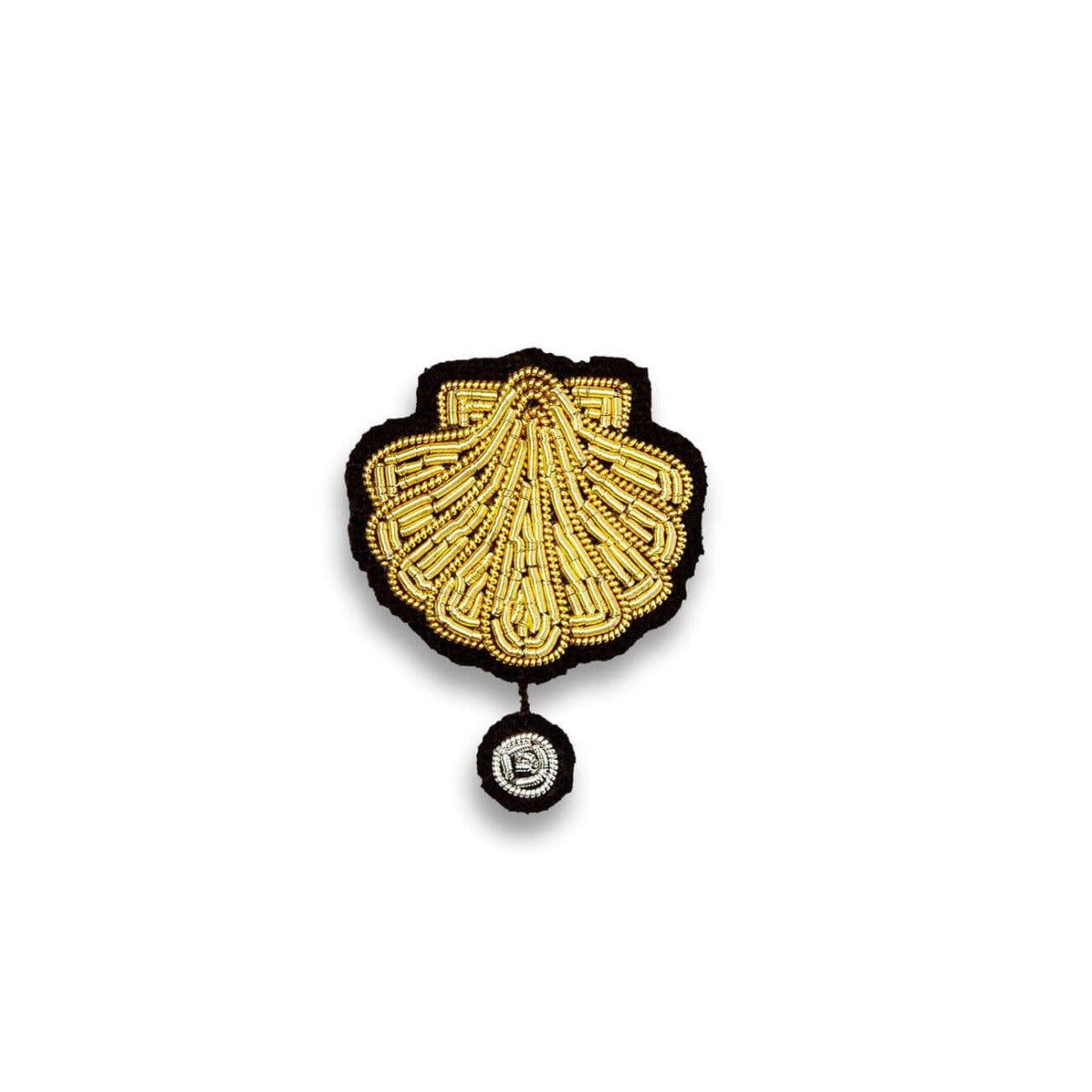 Broche brodée à la main coquille saint-jacques dorée et perle argentée de Macon et Lesquoy.