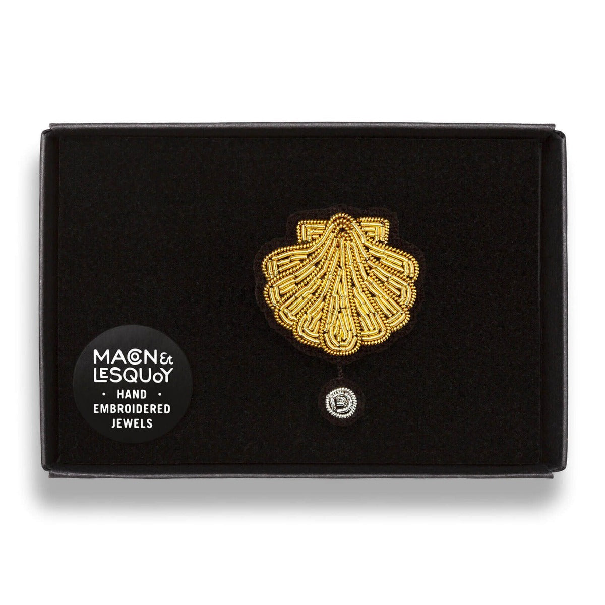 Broche brodée à la main coquille saint jacques et perle dans son écrin de velours.