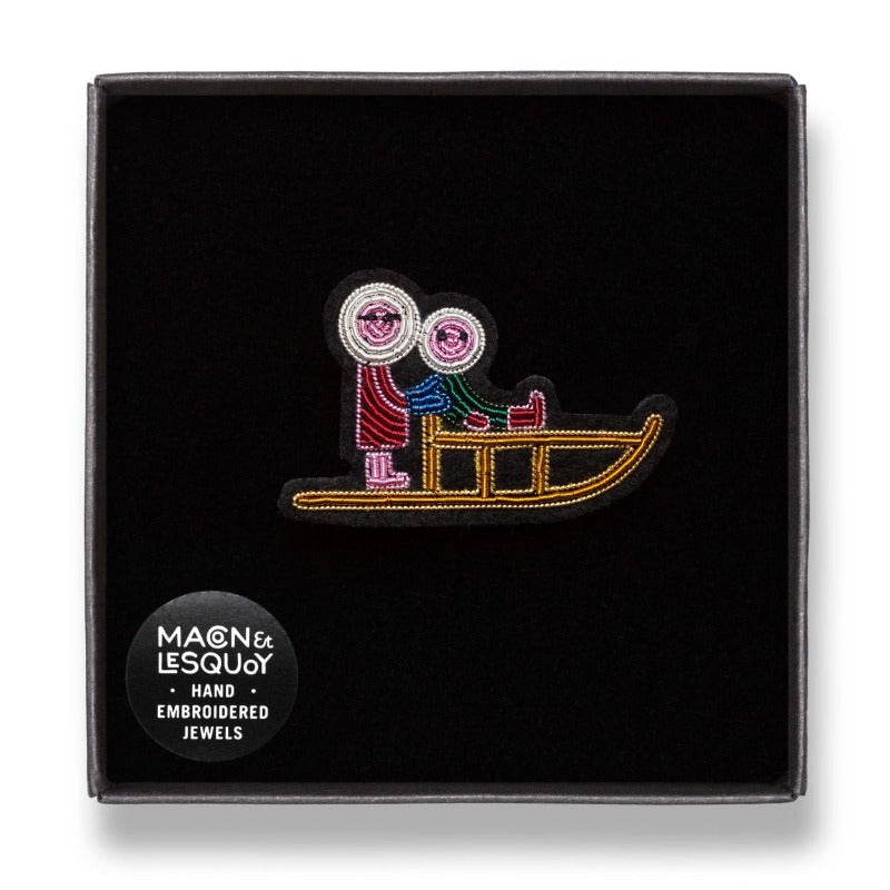 Broche brodée à la main en fil de cannetille de la marque Macon & Lesquoy. Collection Froid Automne-Hiver 2022. Broche famille d'Inuits. Coloris : doré et multicolore. Dimensions : 3x4,7cm. Broche dans son écrin en velours noir.