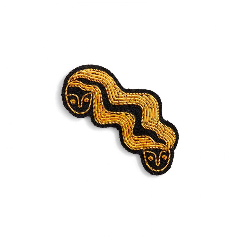Broche gémeaux brodée à la main en fil de cannetille doré. Signe astrologique Chez Macon & Lesquoy. Dimensions : 4,6 x 2,4cm.