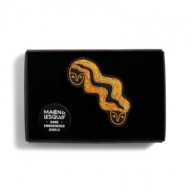 Broche gémeaux brodée à la main en fil de cannetille doré. Signe astrologique Chez Macon & Lesquoy. Dimensions : 4,6 x 2,4cm. Broche dans son écrin de velours noir.