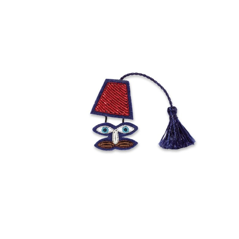 Broche brodée à la main en fil de cannetille de la marque Macon & Lesquoy. Homme à la chéchia, coloris rouge, marron et bleu. Dimensions : 2,2 x 3,5 cm