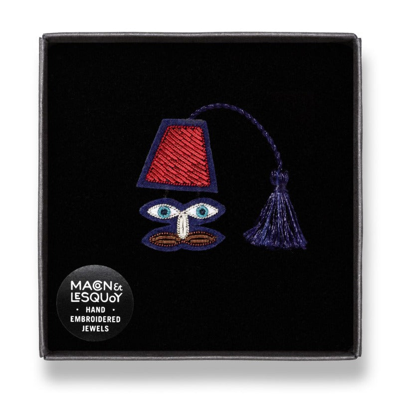 Broche Homme à la Chéchia dans son écrin en velours noir.