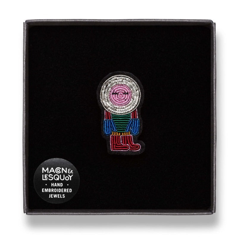 Broche brodée à la main en fil de cannetille de la marque Macon & Lesquoy. Collection Froid Automne-Hiver 2022, modèle Inuit, coloris argenté et multicolore. Dimensions : 2,2 x 3,7cm