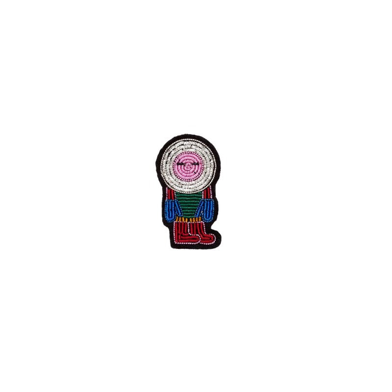 Broche brodée à la main en fil de cannetille de la marque Macon & Lesquoy. Collection Froid Automne-Hiver 2022, modèle Inuit, coloris argenté et multicolore. Dimensions : 2,2 x 3,7 cm