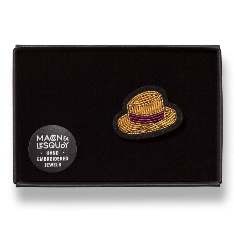 COLLECTION RIVIERA broche brodée main en forme de chapeau au nom décalé de MAFIA pour pimper votre tenue. Dessinées et brodées à la main, ces broches sont l'accessoire indispensable de l’élégance... Porteuses de messages et d’attention, elles savent séduire en toute occasion.