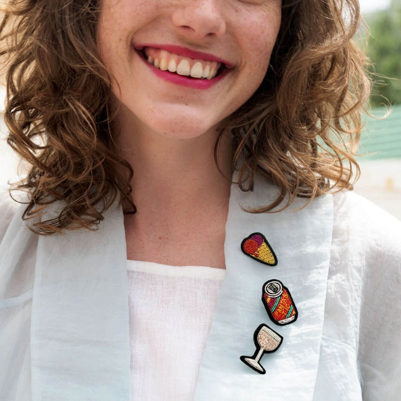 COLLECTION RIVIERA broche brodée main en forme de canette de soda pour pimper votre tenue. Dessinées et brodées à la main, ces broches sont l'accessoire indispensable de l’élégance... Porteuses de messages et d’attention, elles savent séduire en toute occasion.