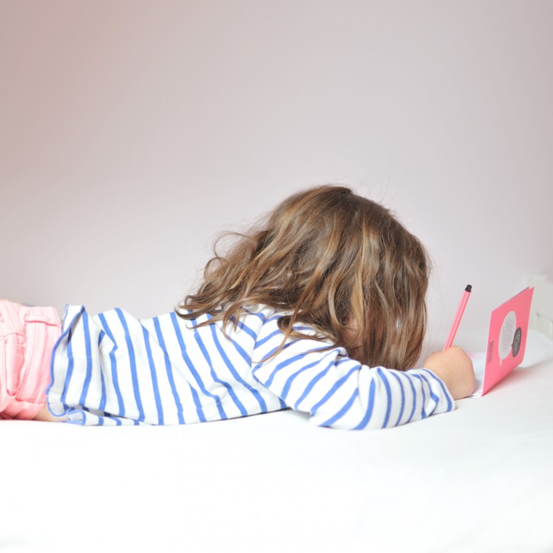 Un format pratique à glisser dans sa poche ou son sac Prends tes stylos, tes crayons, tes feutres et pars à la découverte des différents mouvements artistiques du 20e siècle en créant tes propres œuvres ! A travers des activités ludiques les enfants (et les adultes) vont comprendre la démarche artistiques et créatives des surréalistes, cubistes, dadaïstes...
