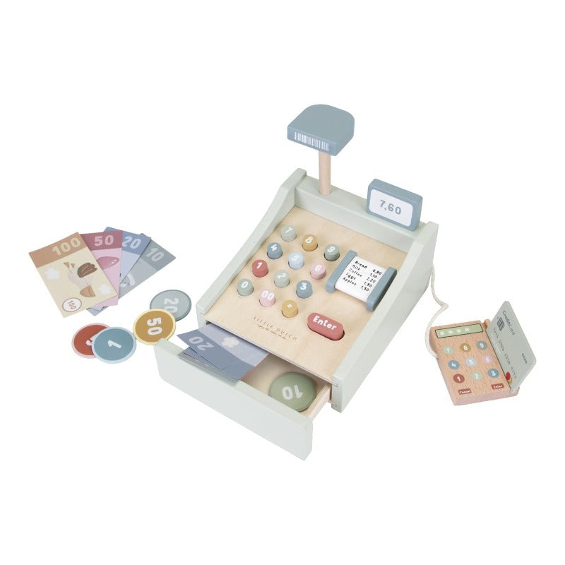 Jouons à la marchande Qui n’a jamais souhaité ouvrir sa boutique ? Avec cette caisse enregistreuse Little Dutch en bois, votre enfant scannera, appuiera sur les boutons pour obtenir le total à encaisser. Espèces ou CB ? À partir de 3 ans. Retrouvez l'ensemble de nos jouets d'imitation en boutique ou sur notre e-shop. Caractéristiques un lecteur de cartes bancaires, des pièces de monnaie et des billets dimensions : 15,8x16,5x9,5 cm Dès 3 ans. matériau : bois