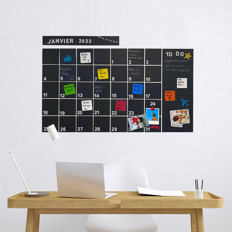 Utile et décoratif, le calendrier mural magnétique offre un espace d'affichage grandeur nature. Rendez-vous, activités particulières, dates anniversaires, invitations … vous pouvez tout noter et aimanter selon vos envies ! Réutilisable et magnétique, il va vous simplifier la vie !