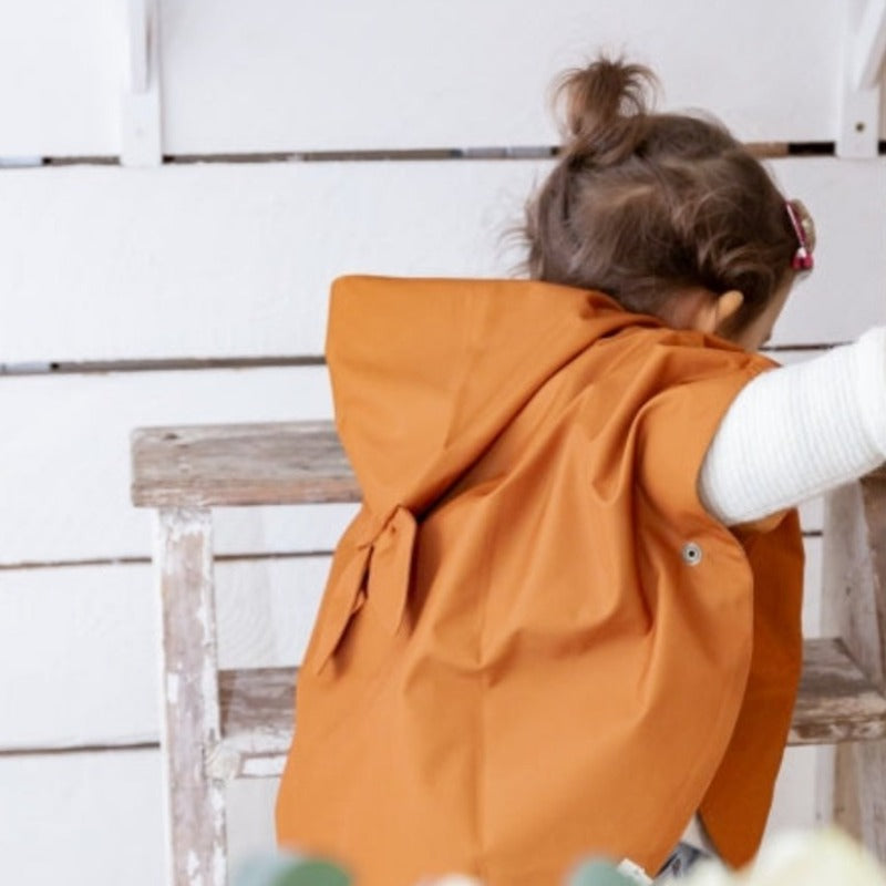 Une superbe cape de pluie unisexe imperméables à oreilles pour protéger les kids des petites et grandes averses.