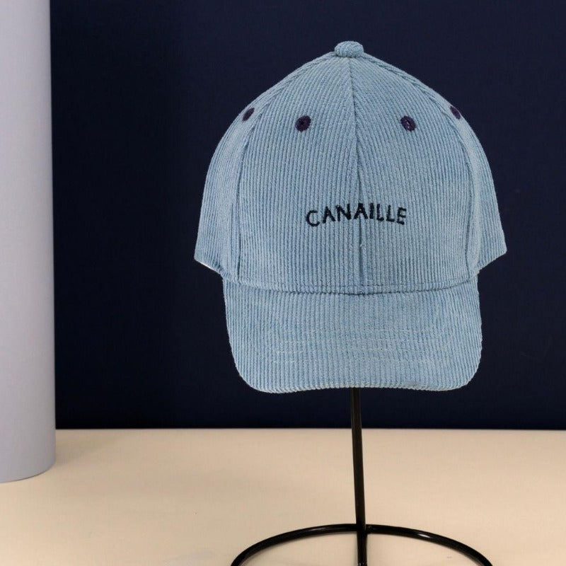 Pour voir la vie en bleu, tiens ! Casquette bébé enfant disponible de 9 mois à 6 ans A porter en famille avec la casquette papa maman Canaille : de chouettes duos parents-enfants Velours côtelé Broderie : Canaille Couleurs : bleu ciel, dessous visière et broderie bleu nuit Taille ajustable avec la fermeture velcro (voir le guide des tailles) Renfort avant pour une bonne tenue Entretien : laver à la main et sécher à plat