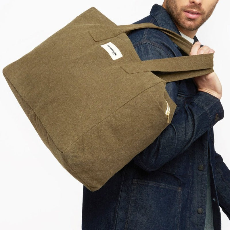 On craque pour ce joli sac en coton recyclé qu'on emmène partout : au bureau, en week-end, au sport et même à la maternité, de la marque française très engagée Rive Droite.